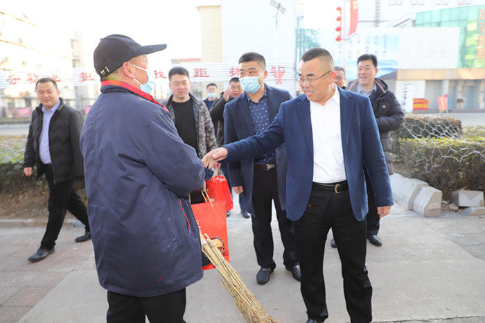 太平煤矿为春节坚守岗位的干部职工发放“大礼包”照片1_副本.jpg